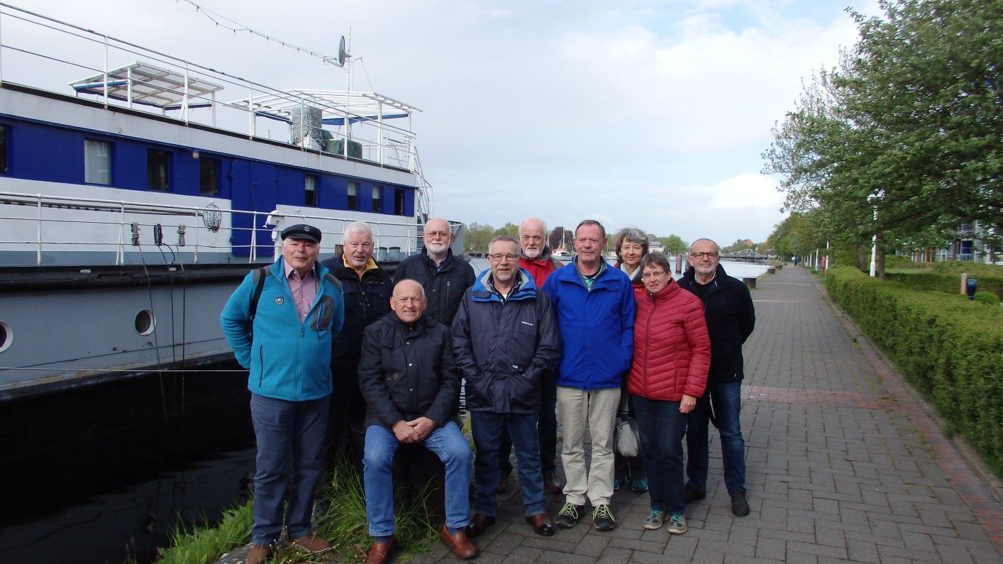 Vor dem Wohnschiff ARKONA:  Udo Busse, Stephan Kowallis, Rudolf Cordts, Willi Herrmann, Christian Reimer, Axel Ksienzyk mit Frau, Bernhard Strobel mit Frau, Ernst Müller